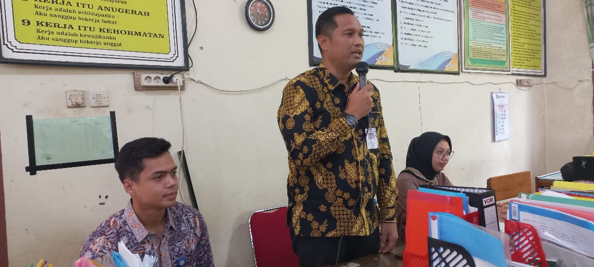 Hari Rosa, Kasi Pemasaran Bank Nagari Cabang Bukittinggi saat sosialisasi Cyber Crime Keuangan dan produk turunan syariah Bank Nagari di Ruang Guru SMKN 1 Baso, Kamis (11/09/2025).